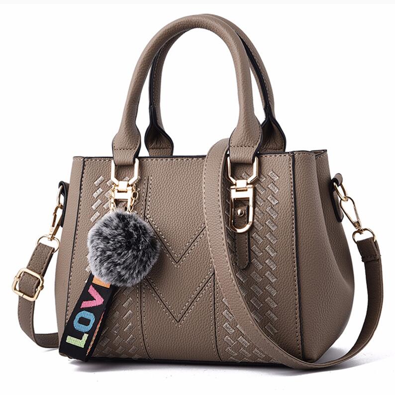 Schultertasche mit Stickerei