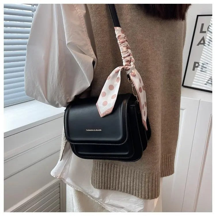 Schultertasche aus Leder schlicht mit Klappe