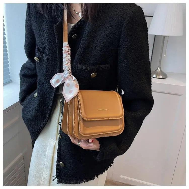 Schultertasche aus Leder schlicht mit Klappe