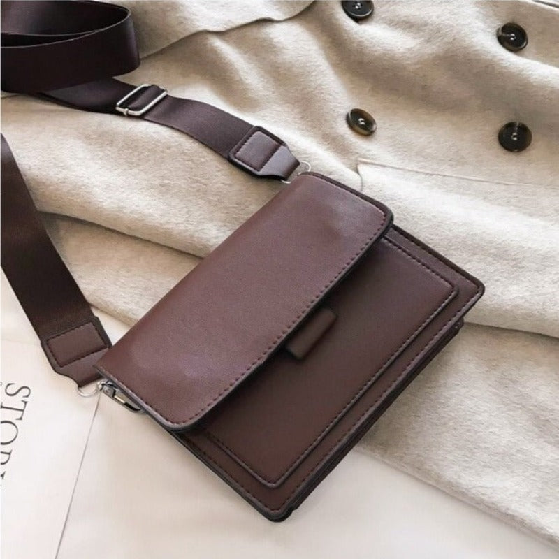 Handtasche mit Schultergurt schlicht aus Leder mit Klappe