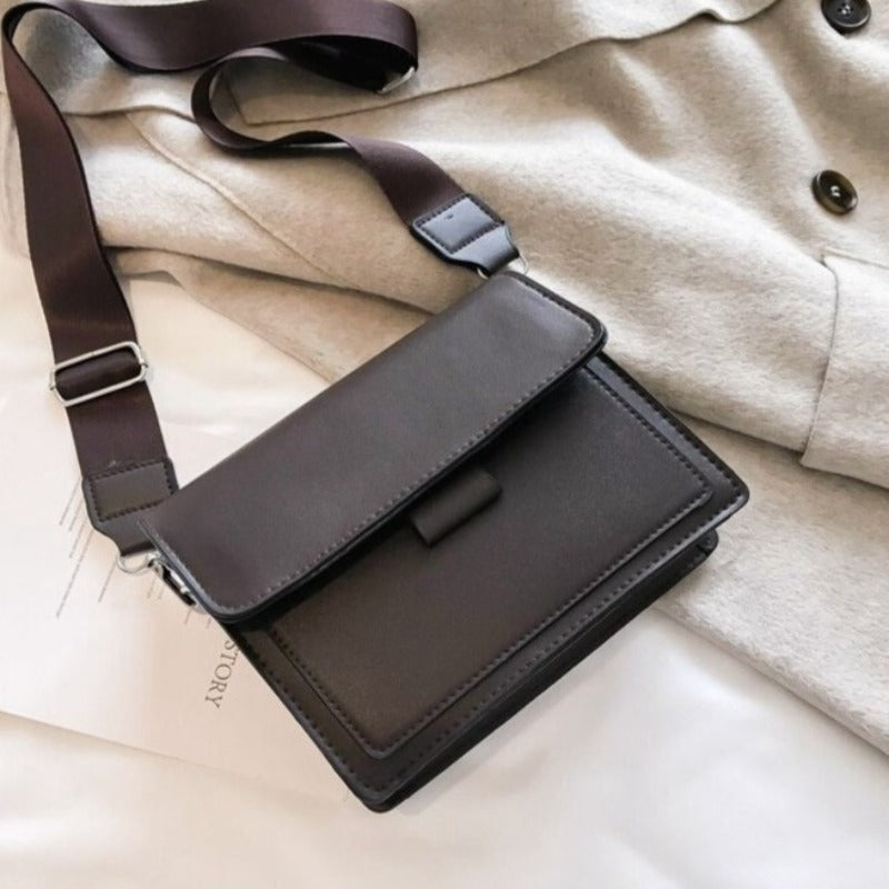 Handtasche mit Schultergurt schlicht aus Leder mit Klappe