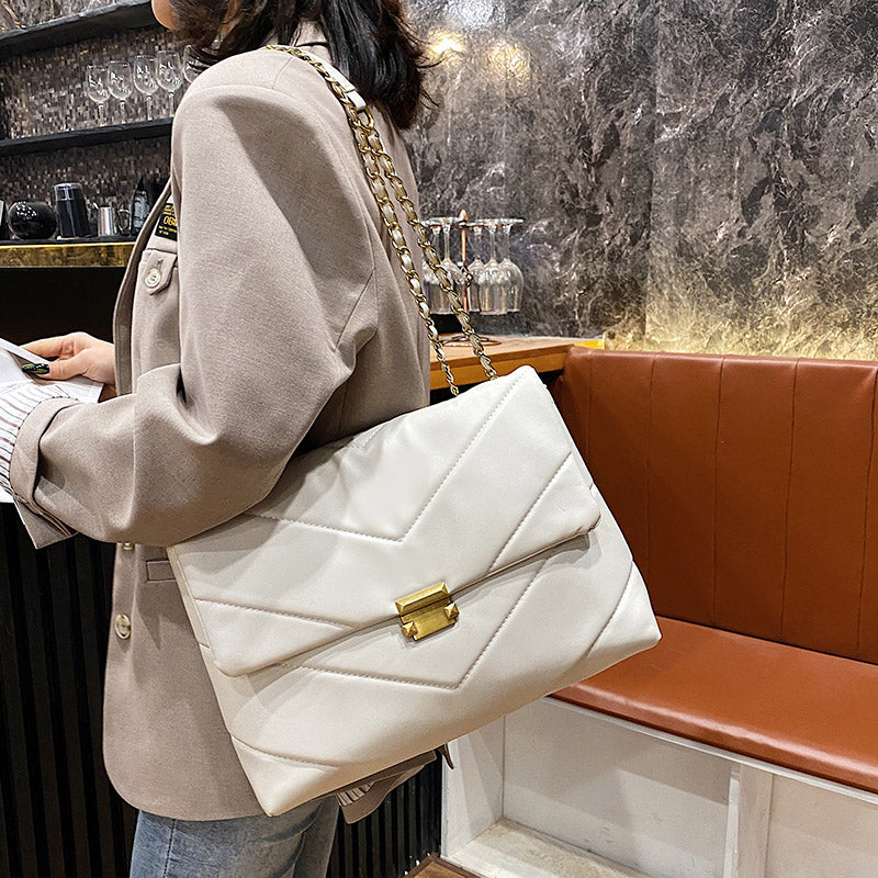 Handtasche Groß Lässig mit Klappe mit Kettenriemen