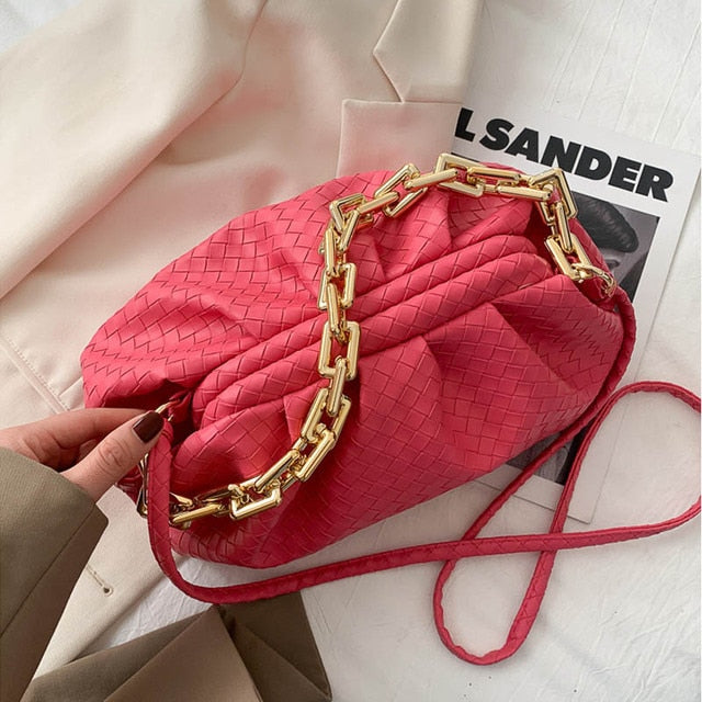 Plissierte Handtasche im Trend-Look mit Kettenriemen