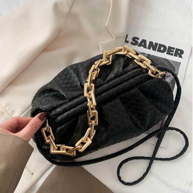 Plissierte Handtasche im Trend-Look mit Kettenriemen
