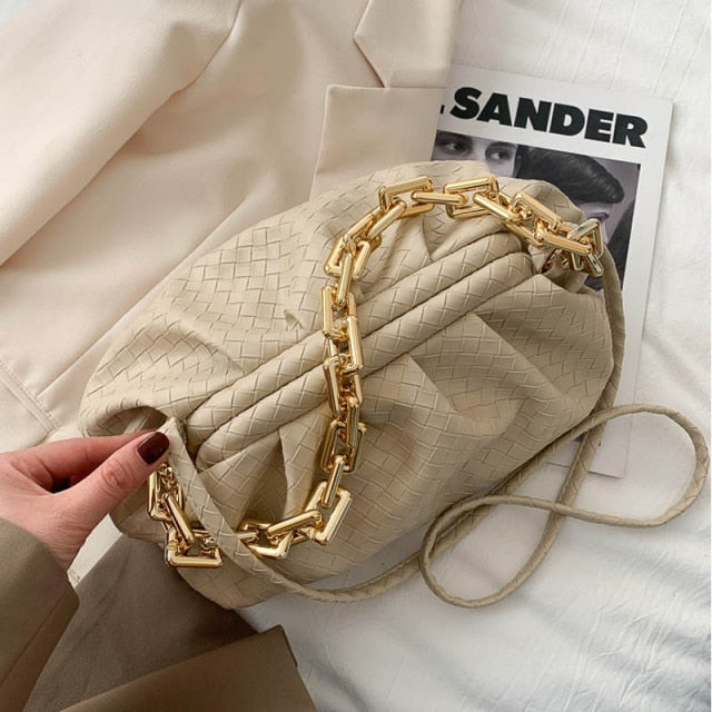 Plissierte Handtasche im Trend-Look mit Kettenriemen