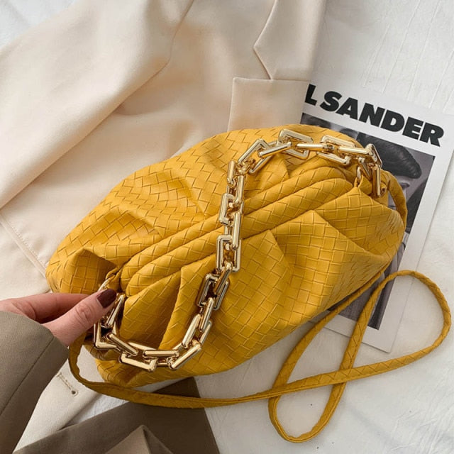 Plissierte Handtasche im Trend-Look mit Kettenriemen