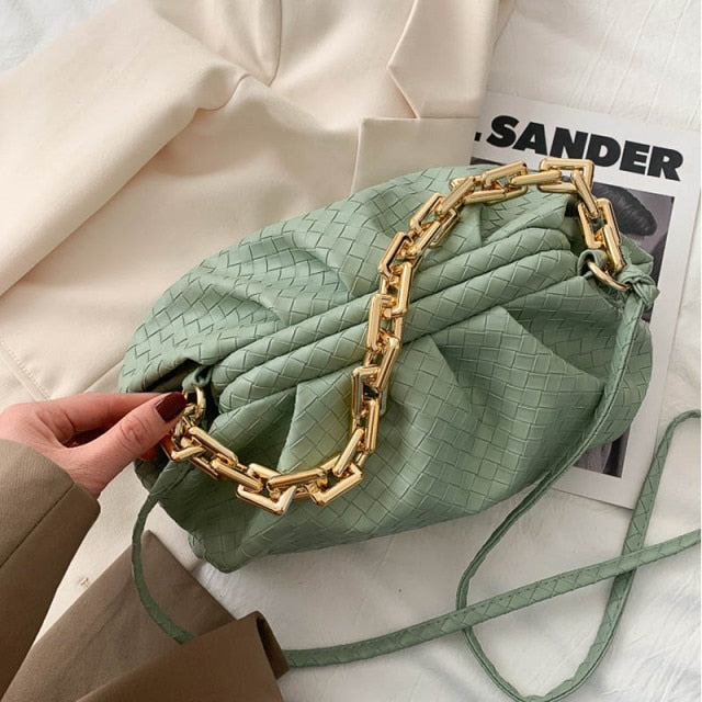 Plissierte Handtasche im Trend-Look mit Kettenriemen