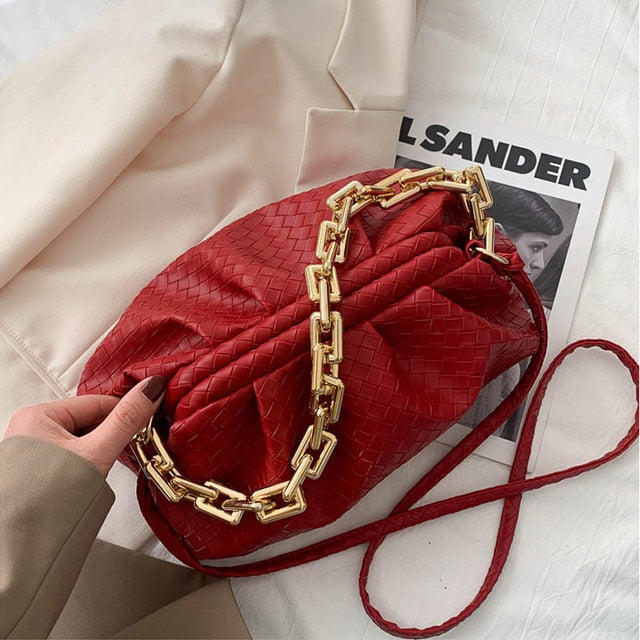 Plissierte Handtasche im Trend-Look mit Kettenriemen