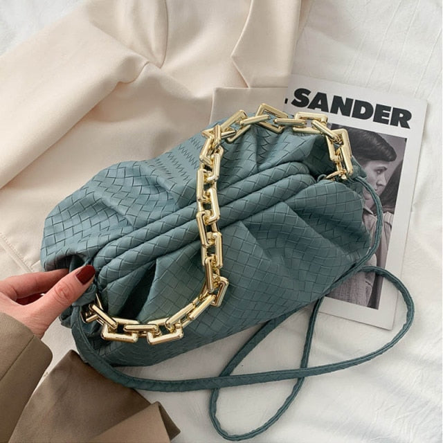 Plissierte Handtasche im Trend-Look mit Kettenriemen