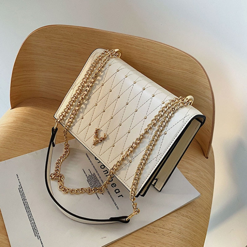 Schultertasche mit Kette und Karomuster