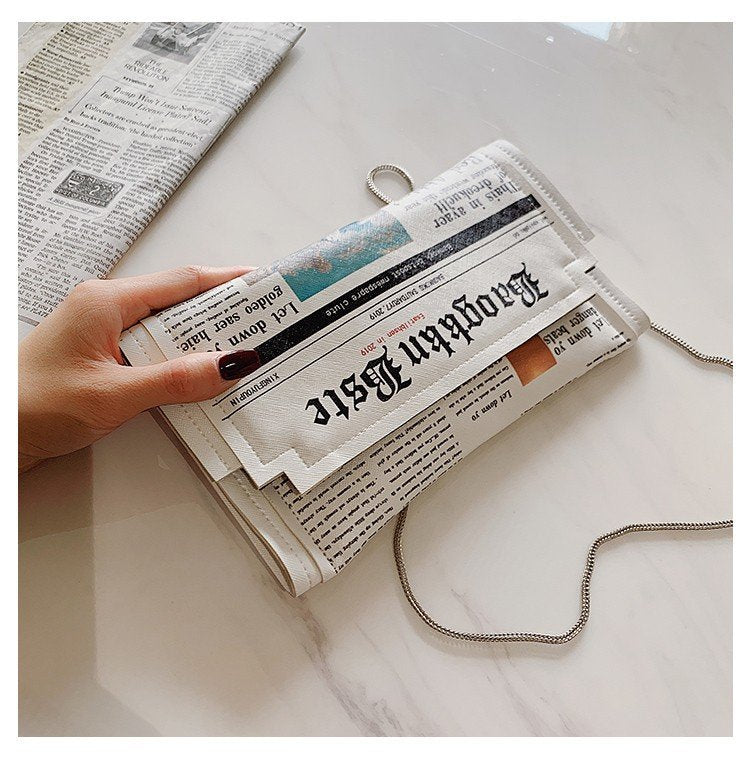 Lässige Clutch mit Schultergurt