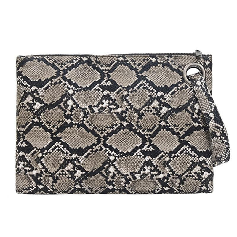 Clutch im Schlangenleder-Look